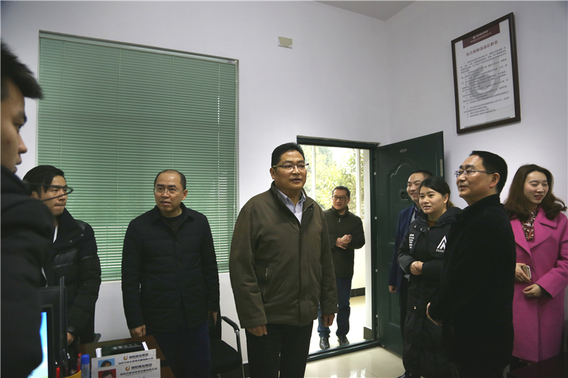 2017年1月27日 董事長姜俊帶隊集團(tuán)領(lǐng)導(dǎo)班子慰問一線員工2 2017年1月27日 董事長姜俊帶隊集團(tuán)領(lǐng)導(dǎo)班子慰問一線員工2