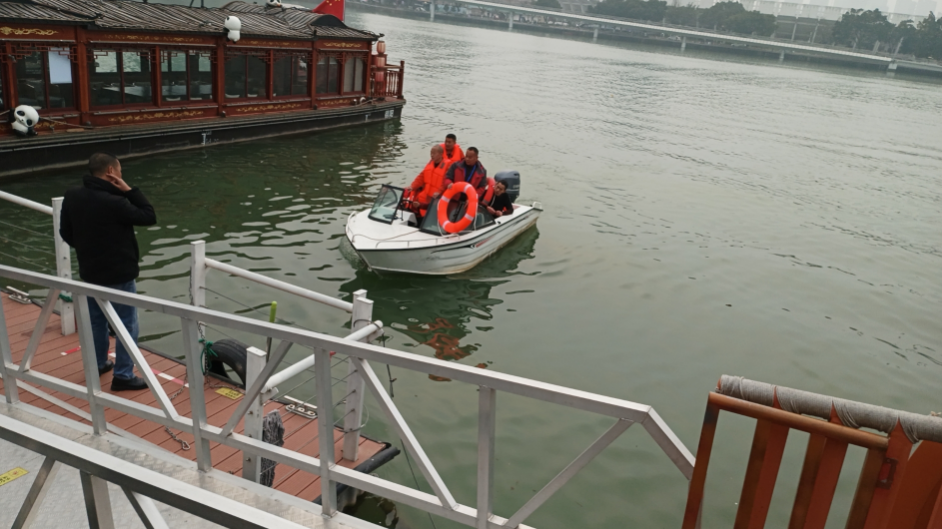 好樣的！女子跳水輕生，集團公司員工挺身相救！