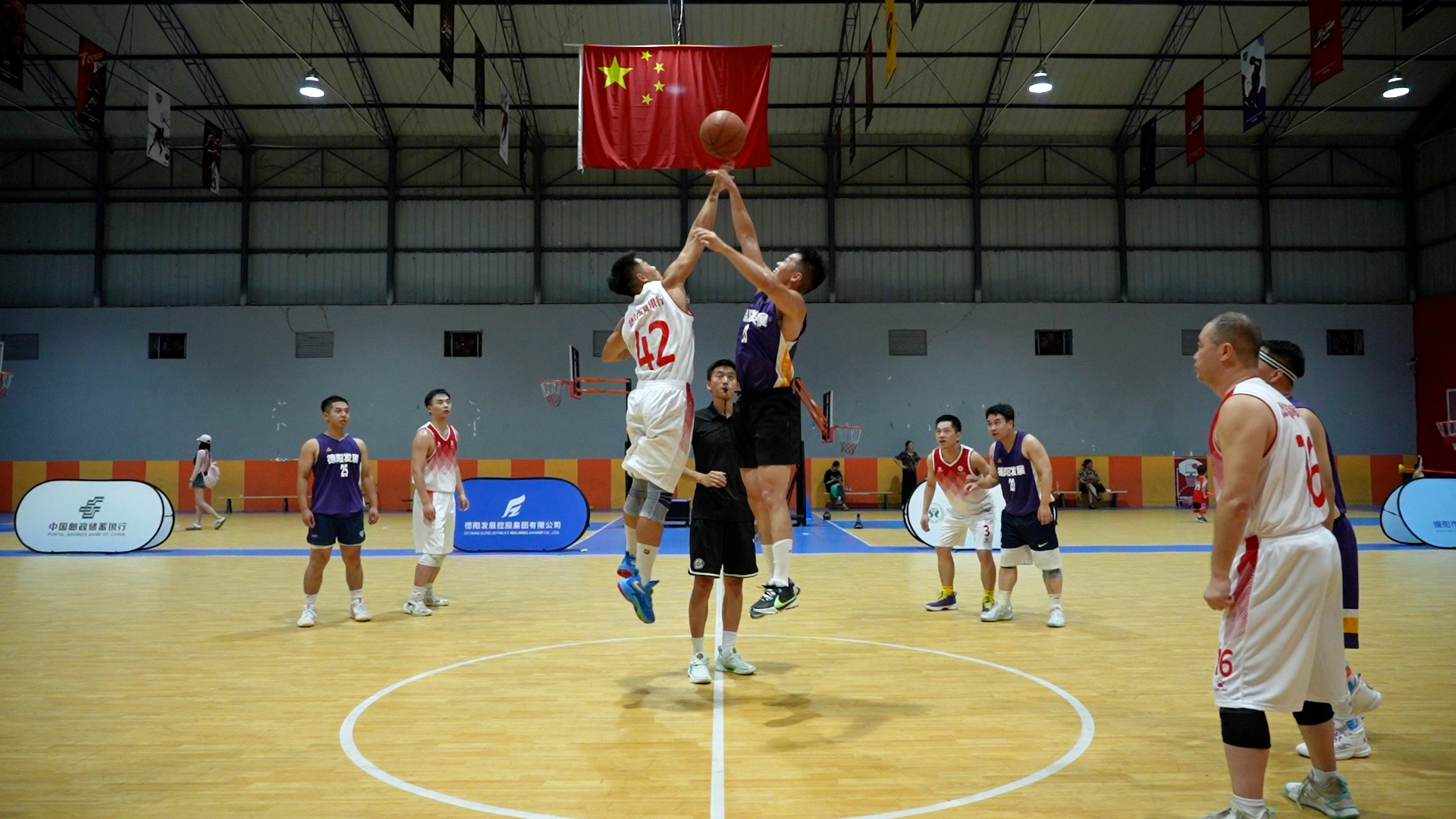 迎“籃”而上 以“球”筑夢(mèng)|2024“德陽(yáng)發(fā)展?德陽(yáng)農(nóng)商行”杯職工體育活動(dòng)籃球比賽正式拉開序幕！