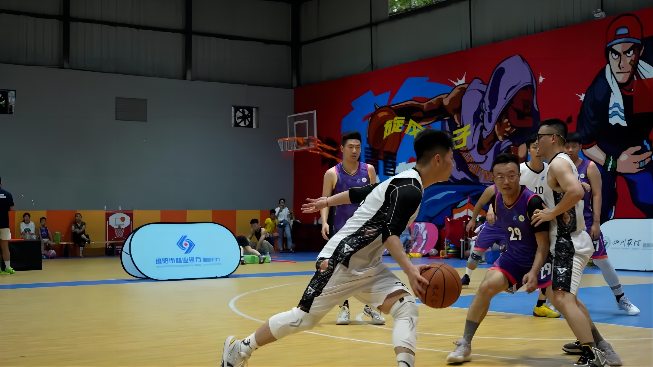 超燃比拼，火力全開！快來(lái)一起圍觀“德陽(yáng)發(fā)展 德陽(yáng)農(nóng)商行”杯籃球激戰(zhàn)