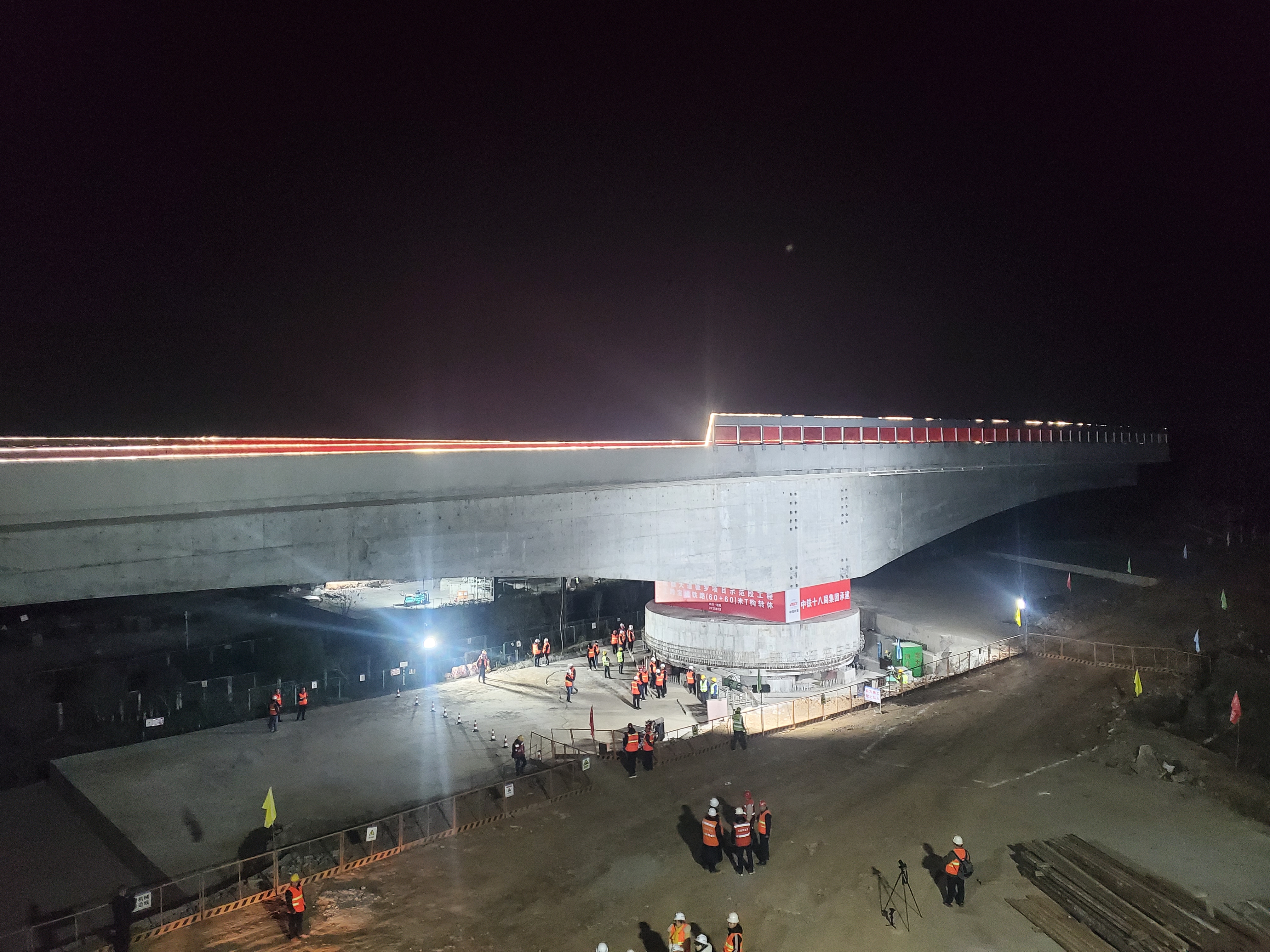 近萬噸！成功轉體…