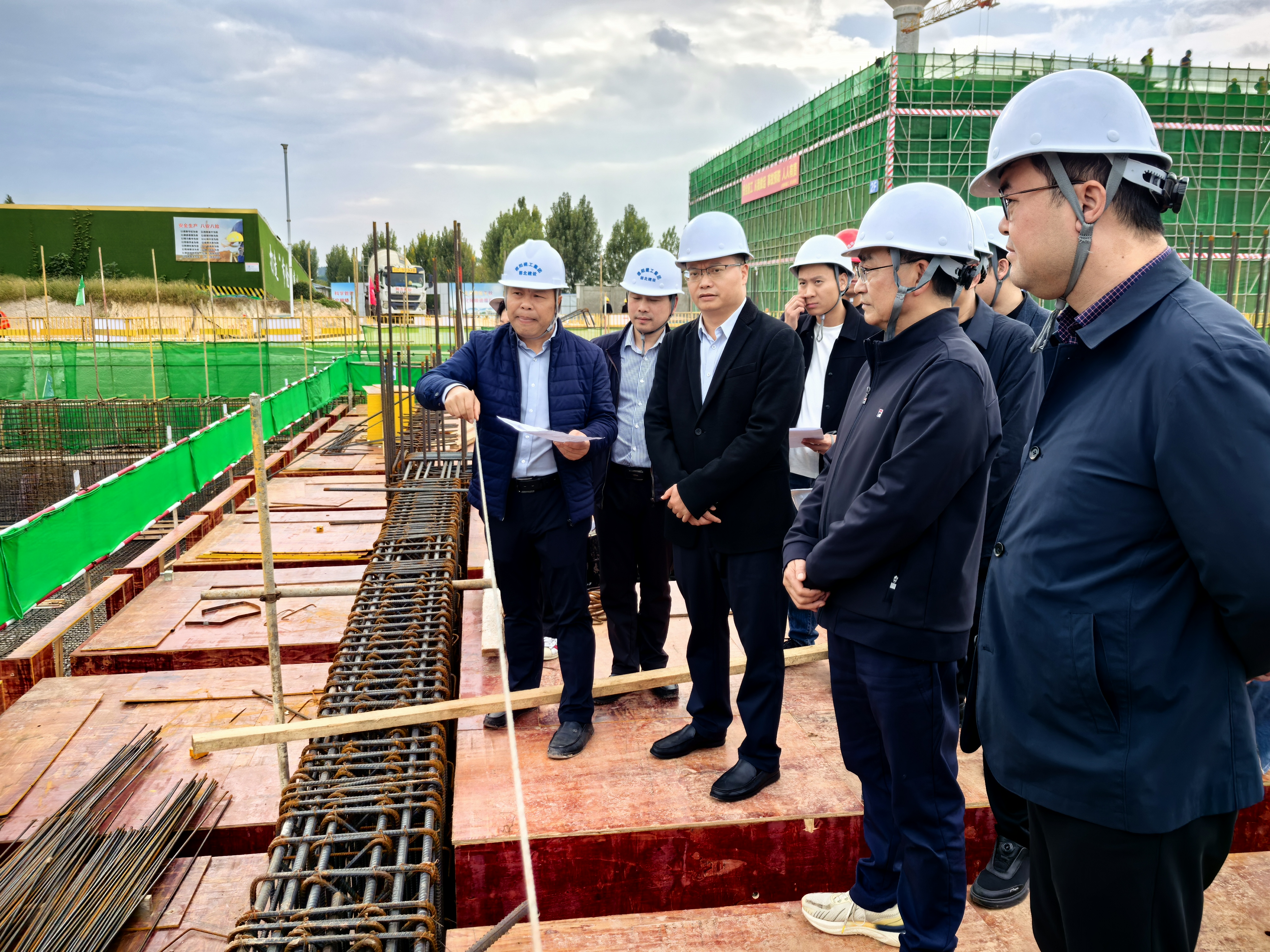 【實(shí)地督導(dǎo)強(qiáng)落實(shí) 沖刺年終保目標(biāo)】德陽發(fā)展集團(tuán)黨委書記、董事長(zhǎng)李強(qiáng)帶隊(duì)赴一線“破題”